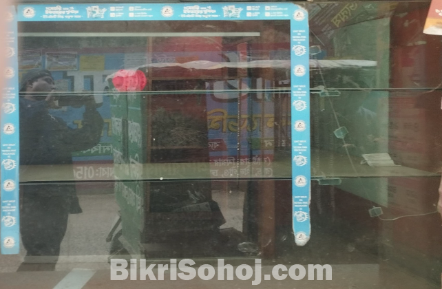 Alimoniam glass showcase